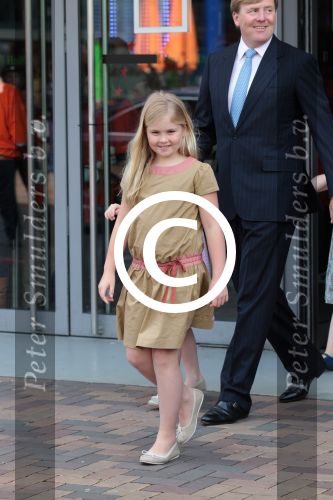 Amsterdam 6 juni 2012
Prinses Maxima Amalia Ariane en Alexia met hun vader Prins Willem Alexander
bij muziek concert in de heineken music hall.
Peter Smulders bv