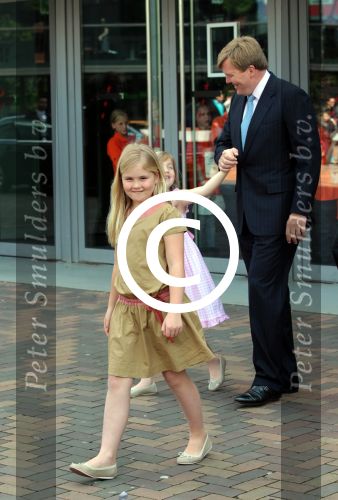 Amsterdam 6 juni 2012
Prinses Maxima Amalia Ariane en Alexia met hun vader Prins Willem Alexander
bij muziek concert in de heineken music hall.
Peter Smulders bv