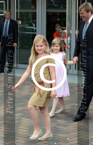 Amsterdam 6 juni 2012
Prinses Maxima Amalia Ariane en Alexia met hun vader Prins Willem Alexander
bij muziek concert in de heineken music hall.
Peter Smulders bv