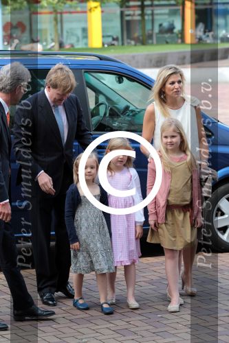Amsterdam 6 juni 2012
Prinses Maxima Amalia Ariane en Alexia met hun vader Prins Willem Alexander
bij muziek concert in de heineken music hall.
Peter Smulders bv