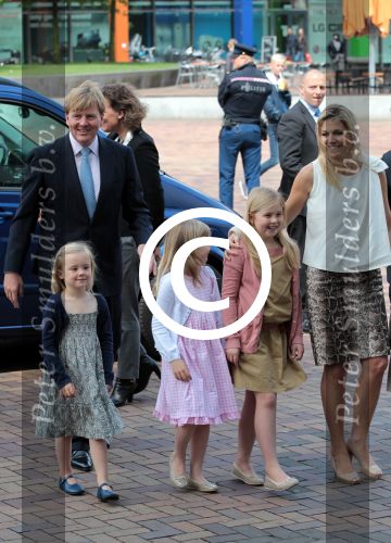Amsterdam 6 juni 2012
Prinses Maxima Amalia Ariane en Alexia met hun vader Prins Willem Alexander
bij muziek concert in de heineken music hall.
Peter Smulders bv