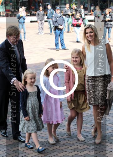 Amsterdam 6 juni 2012
Prinses Maxima Amalia Ariane en Alexia met hun vader Prins Willem Alexander
bij muziek concert in de heineken music hall.
Peter Smulders bv