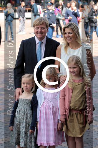 Amsterdam 6 juni 2012
Prinses Maxima Amalia Ariane en Alexia met hun vader Prins Willem Alexander
bij muziek concert in de heineken music hall.
Peter Smulders bv