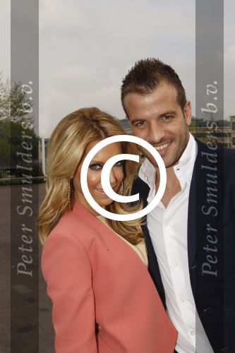Amsterdam, 3 Mei 2012 Presentatie Nieuw Magazine RAFAEL in Cafe Vak zuid, Olympisch Stadion.
Rafel v d Vaart samen met zijn vrouw Sylvie v d Vaart
Foto Peter Smulders BV