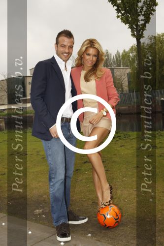 Amsterdam, 3 Mei 2012 Presentatie Nieuw Magazine RAFAEL in Cafe Vak zuid, Olympisch Stadion.
Rafel v d Vaart samen met zijn vrouw Sylvie v d Vaart
Foto Peter Smulders BV