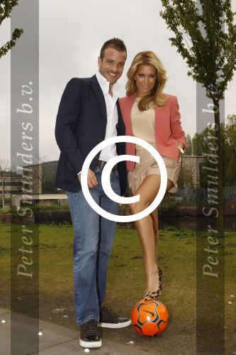 Amsterdam, 3 Mei 2012 Presentatie Nieuw Magazine RAFAEL in Cafe Vak zuid, Olympisch Stadion.
Rafel v d Vaart samen met zijn vrouw Sylvie v d Vaart
Foto Peter Smulders BV