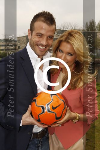 Amsterdam, 3 Mei 2012 Presentatie Nieuw Magazine RAFAEL in Cafe Vak zuid, Olympisch Stadion.
Rafel v d Vaart samen met zijn vrouw Sylvie v d Vaart
Foto Peter Smulders BV