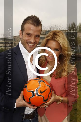 Amsterdam, 3 Mei 2012 Presentatie Nieuw Magazine RAFAEL in Cafe Vak zuid, Olympisch Stadion.
Rafel v d Vaart samen met zijn vrouw Sylvie v d Vaart
Foto Peter Smulders BV