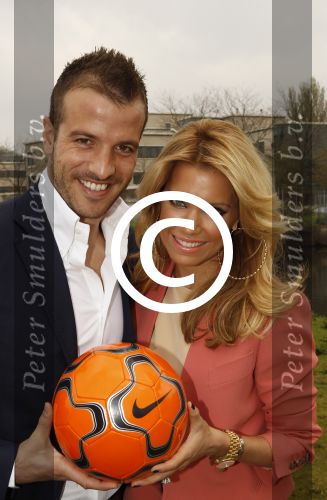 Amsterdam, 3 Mei 2012 Presentatie Nieuw Magazine RAFAEL in Cafe Vak zuid, Olympisch Stadion.
Rafel v d Vaart samen met zijn vrouw Sylvie v d Vaart
Foto Peter Smulders BV