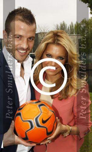 Amsterdam, 3 Mei 2012 Presentatie Nieuw Magazine RAFAEL in Cafe Vak zuid, Olympisch Stadion.
Rafel v d Vaart samen met zijn vrouw Sylvie v d Vaart
Foto Peter Smulders BV