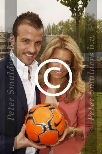 Amsterdam, 3 Mei 2012 Presentatie Nieuw Magazine RAFAEL in Cafe Vak zuid, Olympisch Stadion.
Rafel v d Vaart samen met zijn vrouw Sylvie v d Vaart
Foto Peter Smulders BV