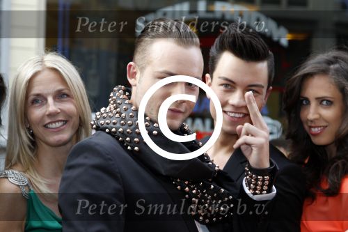 Amsterdam 14 juni 2012
Bachelor uitreiking in club Air van Jackie. Gay bachelor Raoul v d Heyden met Lieke v Lexmond en Bastiaan v Schaijk
Peter Smulders bv