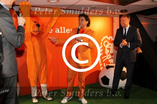 Amsterdam 15 mei 2012
Rene Froger krijgt uit handen van ING CEO Nick Jue de eerste oranje single overhandigt en de nieuweste commercial van ING ivm het EK wordt getoond .
Peter Smulders bv