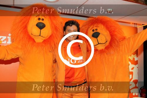Amsterdam 15 mei 2012
Rene Froger krijgt uit handen van ING CEO Nick Jue de eerste oranje single overhandigt en de nieuweste commercial van ING ivm het EK wordt getoond .
Peter Smulders bv