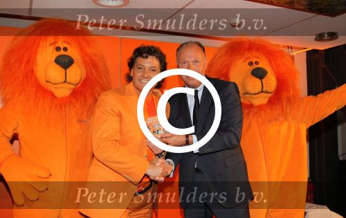 Amsterdam 15 mei 2012
Rene Froger krijgt uit handen van ING CEO Nick Jue de eerste oranje single overhandigt en de nieuweste commercial van ING ivm het EK wordt getoond .
Peter Smulders bv