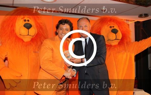 Amsterdam 15 mei 2012
Rene Froger krijgt uit handen van ING CEO Nick Jue de eerste oranje single overhandigt en de nieuweste commercial van ING ivm het EK wordt getoond .
Peter Smulders bv