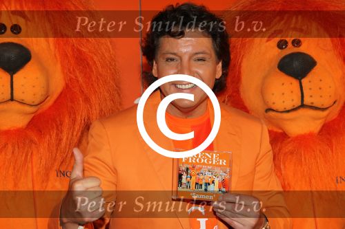 Amsterdam 15 mei 2012
Rene Froger krijgt uit handen van ING CEO Nick Jue de eerste oranje single overhandigt en de nieuweste commercial van ING ivm het EK wordt getoond .
Peter Smulders bv