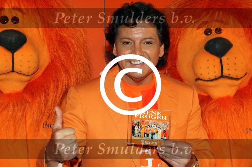Amsterdam 15 mei 2012
Rene Froger krijgt uit handen van ING CEO Nick Jue de eerste oranje single overhandigt en de nieuweste commercial van ING ivm het EK wordt getoond .
Peter Smulders bv