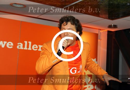 Amsterdam 15 mei 2012
Rene Froger krijgt uit handen van ING CEO Nick Jue de eerste oranje single overhandigt en de nieuweste commercial van ING ivm het EK wordt getoond .
Peter Smulders bv