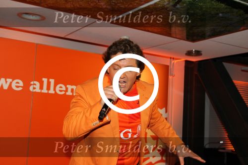 Amsterdam 15 mei 2012
Rene Froger krijgt uit handen van ING CEO Nick Jue de eerste oranje single overhandigt en de nieuweste commercial van ING ivm het EK wordt getoond .
Peter Smulders bv