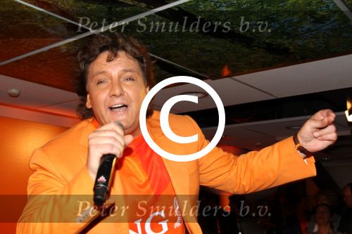 Amsterdam 15 mei 2012
Rene Froger krijgt uit handen van ING CEO Nick Jue de eerste oranje single overhandigt en de nieuweste commercial van ING ivm het EK wordt getoond .
Peter Smulders bv