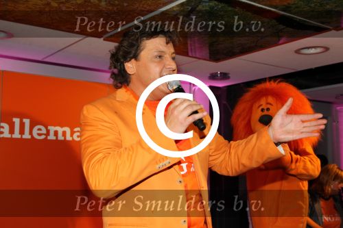 Amsterdam 15 mei 2012
Rene Froger krijgt uit handen van ING CEO Nick Jue de eerste oranje single overhandigt en de nieuweste commercial van ING ivm het EK wordt getoond .
Peter Smulders bv