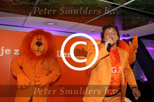 Amsterdam 15 mei 2012
Rene Froger krijgt uit handen van ING CEO Nick Jue de eerste oranje single overhandigt en de nieuweste commercial van ING ivm het EK wordt getoond .
Peter Smulders bv