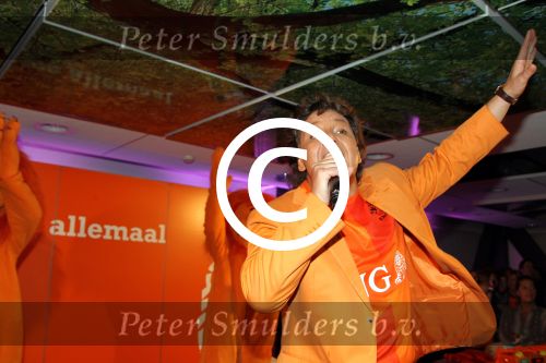 Amsterdam 15 mei 2012
Rene Froger krijgt uit handen van ING CEO Nick Jue de eerste oranje single overhandigt en de nieuweste commercial van ING ivm het EK wordt getoond .
Peter Smulders bv