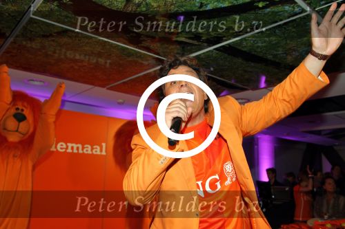 Amsterdam 15 mei 2012
Rene Froger krijgt uit handen van ING CEO Nick Jue de eerste oranje single overhandigt en de nieuweste commercial van ING ivm het EK wordt getoond .
Peter Smulders bv