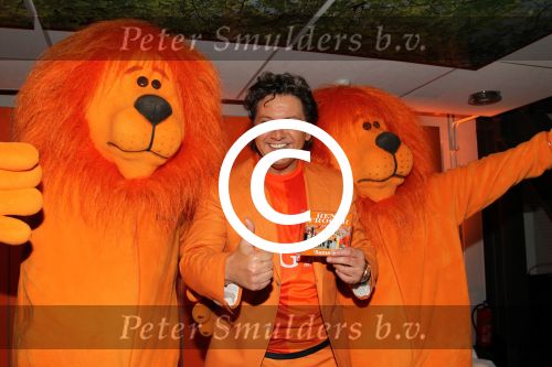 Amsterdam 15 mei 2012
Rene Froger krijgt uit handen van ING CEO Nick Jue de eerste oranje single overhandigt en de nieuweste commercial van ING ivm het EK wordt getoond .
Peter Smulders bv