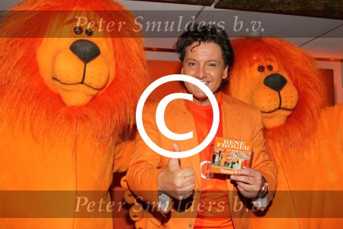 Amsterdam 15 mei 2012
Rene Froger krijgt uit handen van ING CEO Nick Jue de eerste oranje single overhandigt en de nieuweste commercial van ING ivm het EK wordt getoond .
Peter Smulders bv