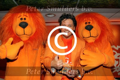 Amsterdam 15 mei 2012
Rene Froger krijgt uit handen van ING CEO Nick Jue de eerste oranje single overhandigt en de nieuweste commercial van ING ivm het EK wordt getoond .
Peter Smulders bv