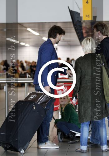 Schiphol 15 mei 2012
Rick Engelkes en Lone v Roosendaal op schiphol voor vertrek naar ibiza voor opnames verliefd op ibiza. Lone wordt weg gebracht door haar man en dochter.
Peter Smulders bv