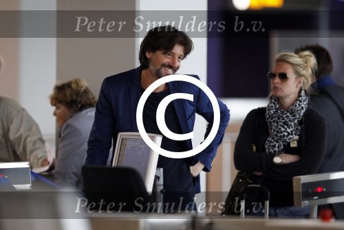 Schiphol 15 mei 2012
Rick Engelkes en Lone v Roosendaal op schiphol voor vertrek naar ibiza voor opnames verliefd op ibiza. Lone wordt weg gebracht door haar man en dochter.
Peter Smulders bv