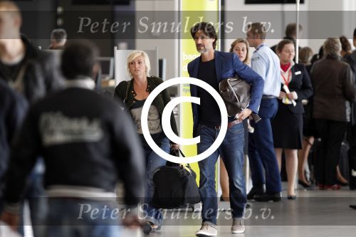 Schiphol 15 mei 2012
Rick Engelkes en Lone v Roosendaal op schiphol voor vertrek naar ibiza voor opnames verliefd op ibiza. Lone wordt weg gebracht door haar man en dochter.
Peter Smulders bv
