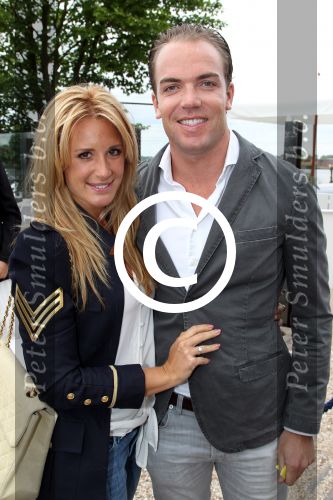 Amsterdam 1 juni 2012
Talkies terras van het jaar verkiezing bij de harbour club in Amsterdam. Robert Doornbos met Chantal Bles en zus
Peter Smulders bv
