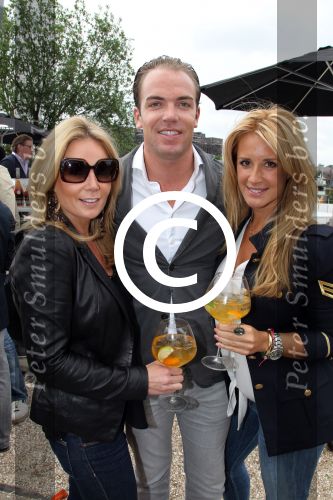 Amsterdam 1 juni 2012
Talkies terras van het jaar verkiezing bij de harbour club in Amsterdam. Robert Doornbos met Chantal Bles en zus
Peter Smulders bv