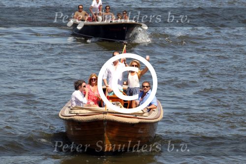 Amsterdam 28 mei 2012
Robert Doornbos en zijn verloofde Chantal Bles met haar vader Jos en moeder aan het varen op de amsterdamse grachten.
Peter Smulders bv