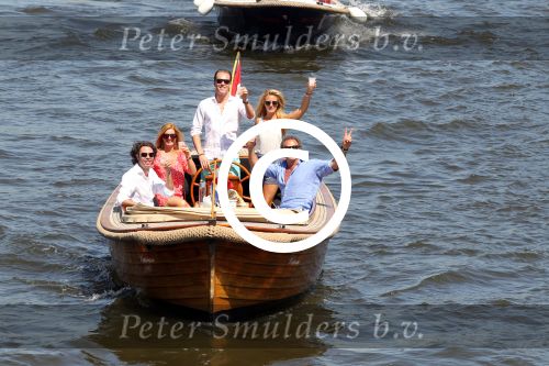 Amsterdam 28 mei 2012
Robert Doornbos en zijn verloofde Chantal Bles met haar vader Jos en moeder aan het varen op de amsterdamse grachten.
Peter Smulders bv