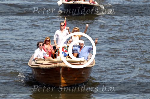 Amsterdam 28 mei 2012
Robert Doornbos en zijn verloofde Chantal Bles met haar vader Jos en moeder aan het varen op de amsterdamse grachten.
Peter Smulders bv