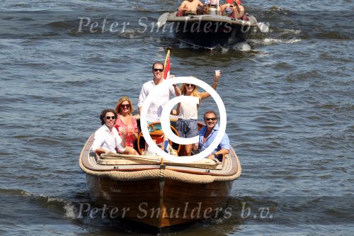 Amsterdam 28 mei 2012
Robert Doornbos en zijn verloofde Chantal Bles met haar vader Jos en moeder aan het varen op de amsterdamse grachten.
Peter Smulders bv