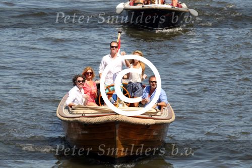 Amsterdam 28 mei 2012
Robert Doornbos en zijn verloofde Chantal Bles met haar vader Jos en moeder aan het varen op de amsterdamse grachten.
Peter Smulders bv