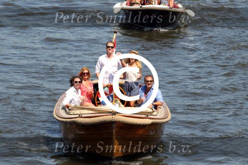 Amsterdam 28 mei 2012
Robert Doornbos en zijn verloofde Chantal Bles met haar vader Jos en moeder aan het varen op de amsterdamse grachten.
Peter Smulders bv