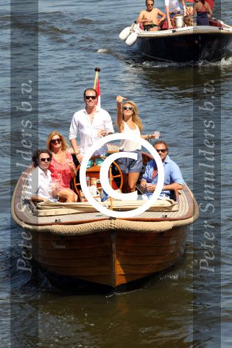 Amsterdam 28 mei 2012
Robert Doornbos en zijn verloofde Chantal Bles met haar vader Jos en moeder aan het varen op de amsterdamse grachten.
Peter Smulders bv