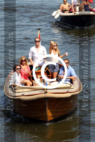 Amsterdam 28 mei 2012
Robert Doornbos en zijn verloofde Chantal Bles met haar vader Jos en moeder aan het varen op de amsterdamse grachten.
Peter Smulders bv