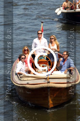 Amsterdam 28 mei 2012
Robert Doornbos en zijn verloofde Chantal Bles met haar vader Jos en moeder aan het varen op de amsterdamse grachten.
Peter Smulders bv