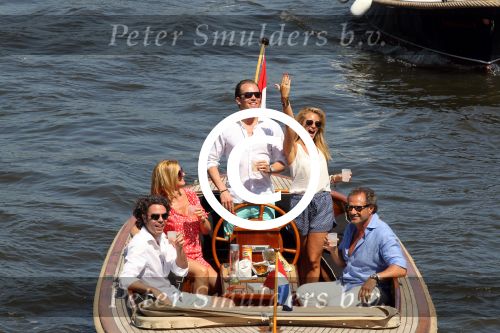 Amsterdam 28 mei 2012
Robert Doornbos en zijn verloofde Chantal Bles met haar vader Jos en moeder aan het varen op de amsterdamse grachten.
Peter Smulders bv