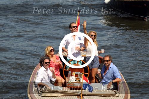 Amsterdam 28 mei 2012
Robert Doornbos en zijn verloofde Chantal Bles met haar vader Jos en moeder aan het varen op de amsterdamse grachten.
Peter Smulders bv