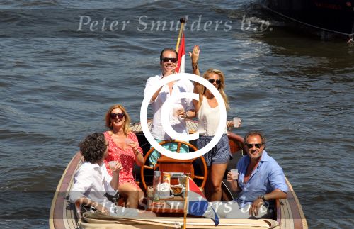 Amsterdam 28 mei 2012
Robert Doornbos en zijn verloofde Chantal Bles met haar vader Jos en moeder aan het varen op de amsterdamse grachten.
Peter Smulders bv