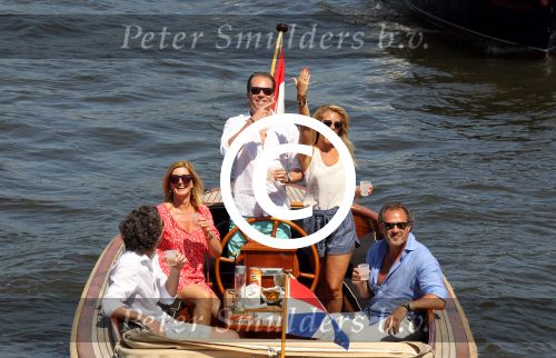 Amsterdam 28 mei 2012
Robert Doornbos en zijn verloofde Chantal Bles met haar vader Jos en moeder aan het varen op de amsterdamse grachten.
Peter Smulders bv